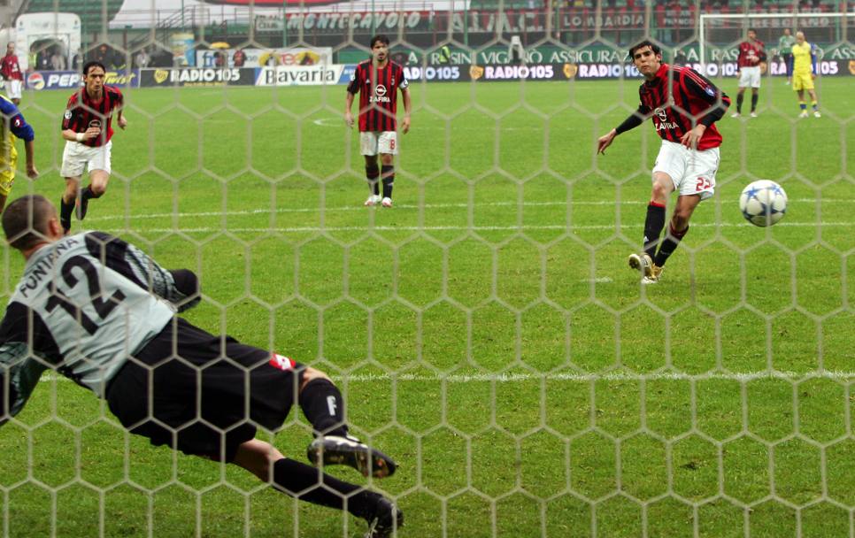 Kakà rigorsista: la rete al Chievo nel 4-1 del 9 aprile 2006, quando arriva la sua prima tripletta in rossonero. Reuters